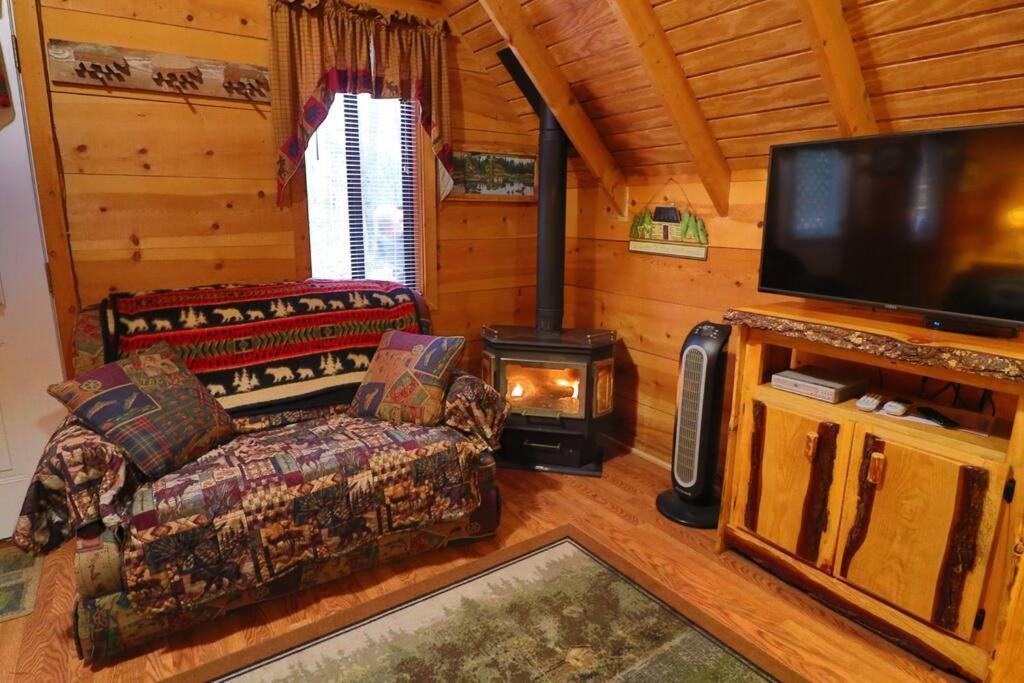Cute Updated Mountain Cabin Fireplace #3 Helen Esterno foto
