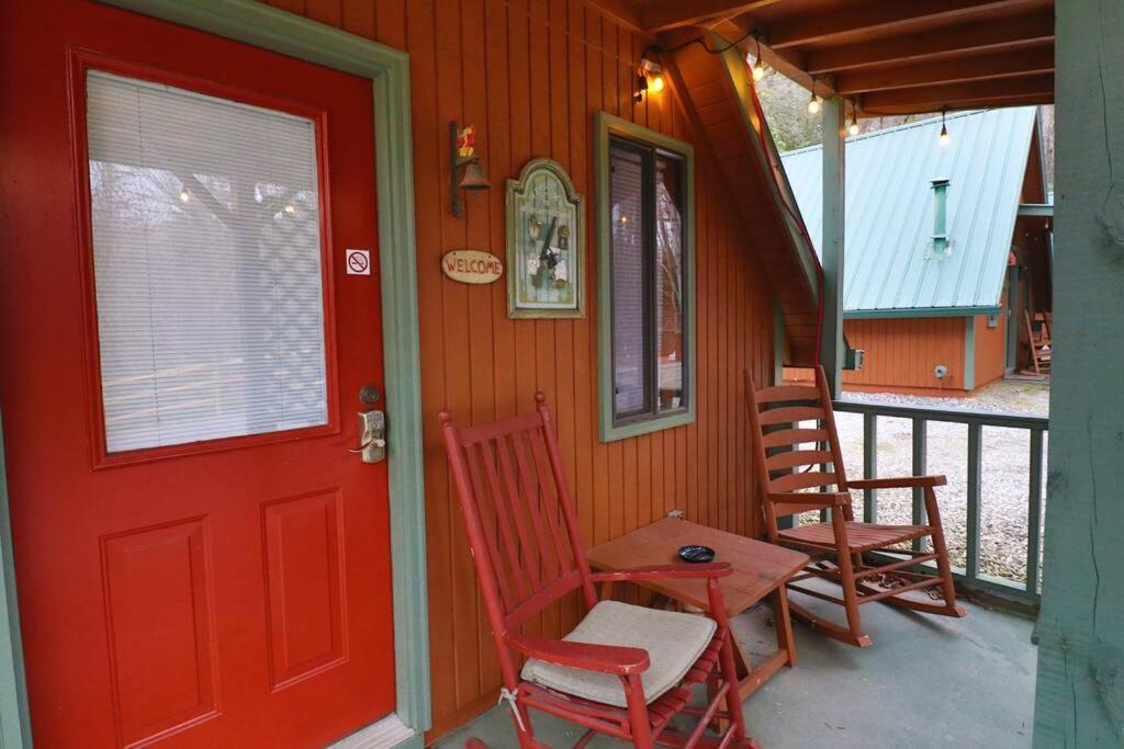 Cute Updated Mountain Cabin Fireplace #3 Helen Esterno foto