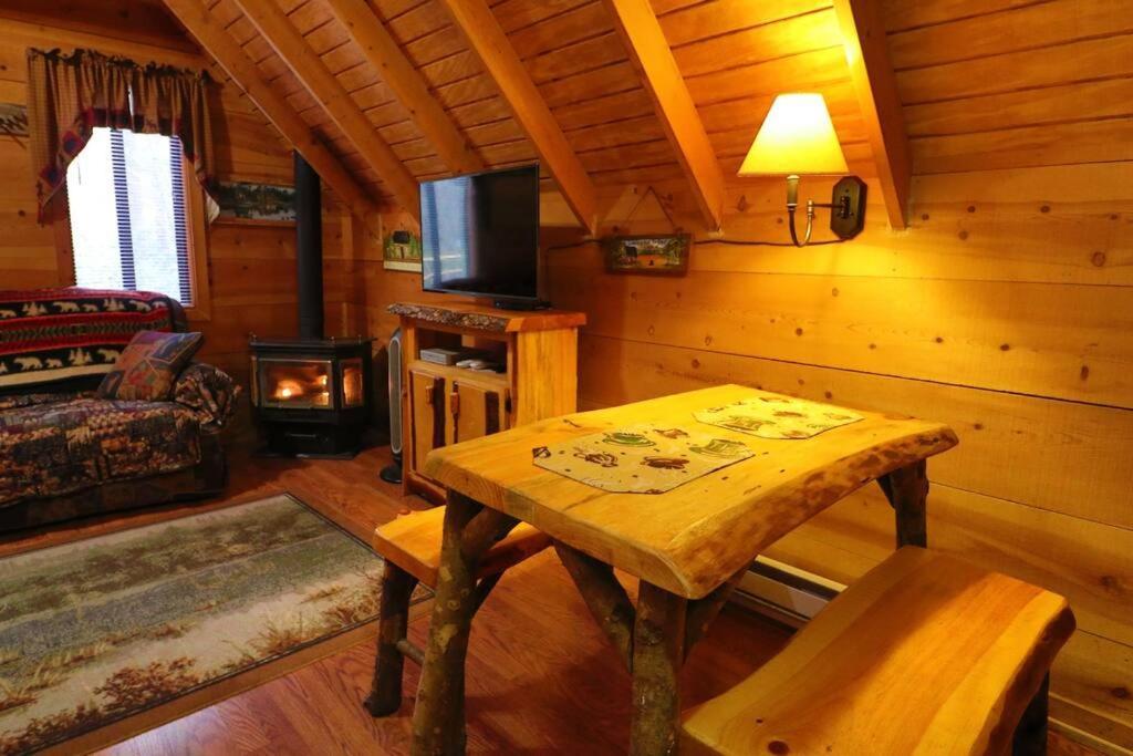 Cute Updated Mountain Cabin Fireplace #3 Helen Esterno foto