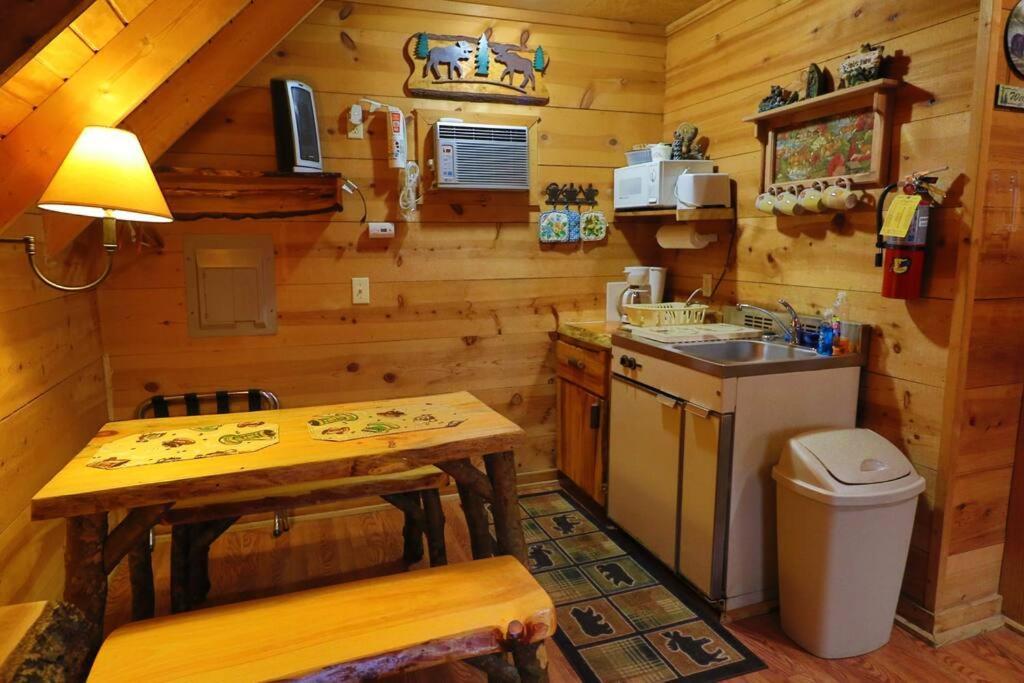 Cute Updated Mountain Cabin Fireplace #3 Helen Esterno foto